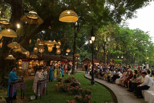 Các đại biểu và khách tham quan trải nghiệm chương trình “Vườn ánh sáng”.