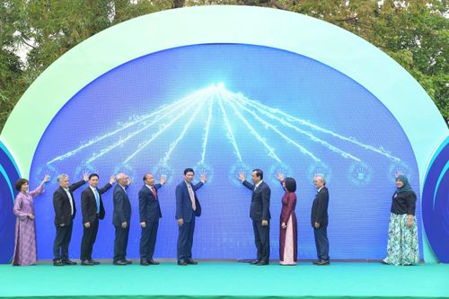 Đại biểu thực hiện nghi thức khai mạc VITM 2026