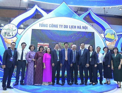 Đại biểu tham quan gian hàng của Tổng Công ty Du lịch Hà Nội