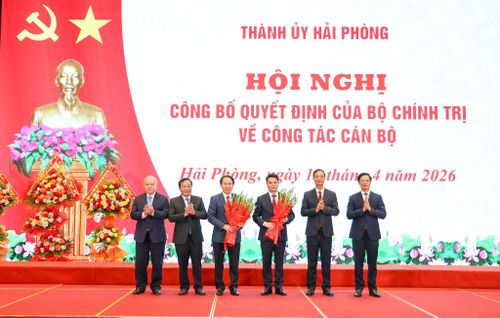 Thường trực Thành ủy tặng hoa chúc mừng Phó Thủ tướng Chính phủ Lê Tiến Châu và Bí thư Thành ủy Hải Phòng Lê Ngọc Châu. Ảnh: Đàm Thanh