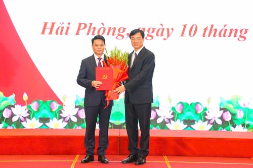 Trưởng Ban Tổ chức Trung ương Nguyễn Duy Ngọc trao Quyết định cho tân Bí thư Thành ủy Hải Phòng Lê Ngọc Châu. Ảnh: Đàm Thanh