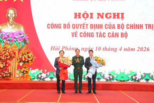 Lãnh đạo Bộ Tư lệnh Quân khu 3 tặng hoa chúc mừng Phó Thủ tướng Chính phủ Lê Tiến Châu và Bí thư Thành ủy Hải Phòng Lê Ngọc Châu. Ảnh: Đàm Thanh