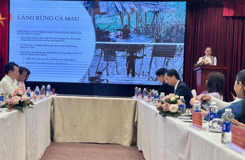 Đại diện doanh nghiệp giới thiệu điểm đến tại hội nghị