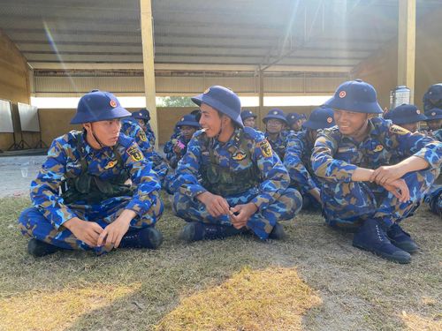 Đồng chí Hiểu trao đổi với đồng đội về phương pháp bắn trong thời gian chờ đợi bắn