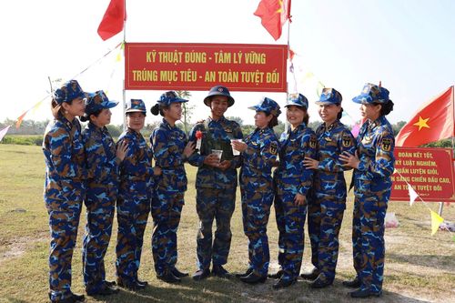Hiểu cùng Hội phụ nữ Lữ đoàn động viên đồng chí Hiểu đạt thành tích cao trong bắn súng