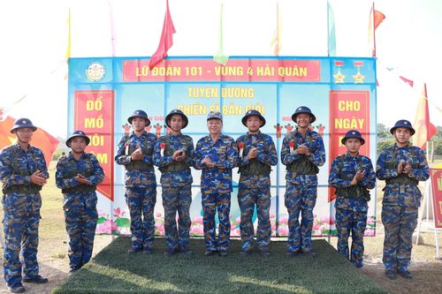 Đại tá Lương Xuân Giáp, Phó Chủ nhiệm chính trị Vùng 4 Hải quân chúc mừng các đồng chí đạt hoa bắn giỏi (đồng chí Hiểu đứng thứ 4 từ trái sang)
