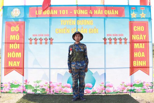 Tác phong chững chạc của đồng chí Hiểu sau một tháng quân ngũ