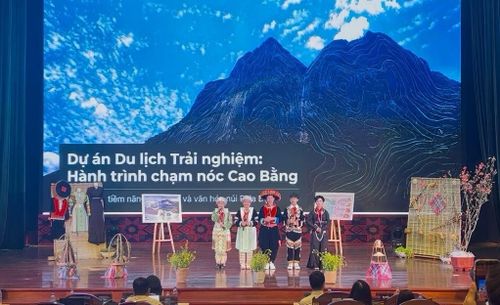 Các đội thi trình bày ý tưởng phát triển du lịch Cao Bằng gắn với giá trị lịch sử, văn hóa địa phương.