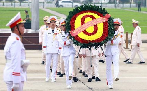 Vòng hoa của Đoàn mang dòng chữ: “Đời đời nhớ ơn Chủ tịch Hồ Chí Minh vĩ đại”.