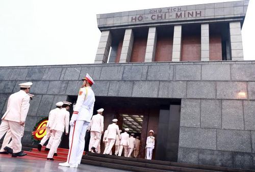 Đoàn đại biểu lực lượng Tham mưu CAND vào Lăng viếng Chủ tịch Hồ Chí Minh.