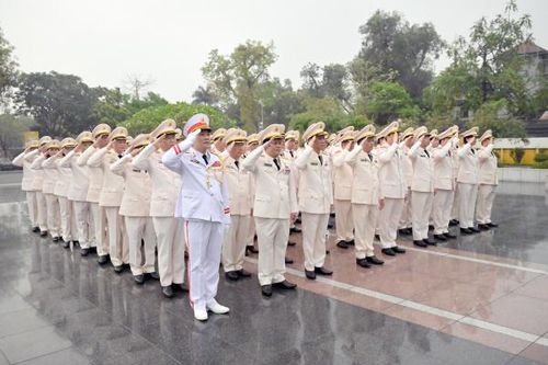 Đoàn đại biểu lực lượng Tham mưu CAND bày tỏ lòng tưởng nhớ những người con ưu tú của dân tộc.