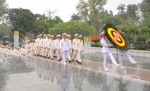 Đoàn đại biểu lực lượng Tham mưu CAND đặt vòng hoa tưởng niệm các Anh hùng liệt sĩ.