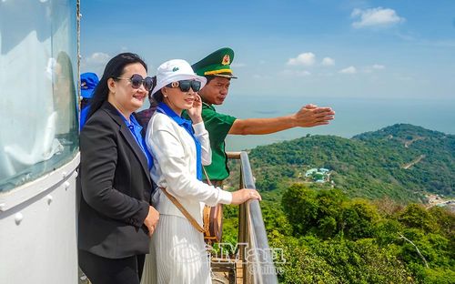 Hòn Khoai được Bộ Văn hóa - Thông tin (nay là Bộ Văn hóa, Thể thao và Du lịch) công nhận Di tích lịch sử - văn hóa cấp quốc gia năm 1990. (Trong ảnh: Du khách tham quan, ngắm cảnh từ Hải đăng trên đảo Hòn Khoai) 