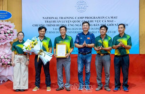 Đ/c Nguyễn Bình Tân, Ủy viên Ban Thường vụ Tỉnh ủy, Phó Trưởng đoàn chuyên trách Đoàn đại biểu Quốc hội tỉnh Cà Mau (thứ ba từ trái sang) chúc mừng Ban vận động thành lập Liên đoàn Bóng bàn tỉnh Cà Mau.