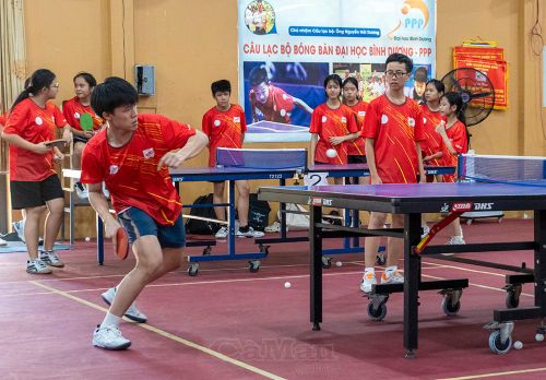 Vận động viên Trương Minh Quý hăng say tập luyện.