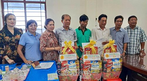 Chủ tịch Hội Nạn nhân chất độc da cam/Dioxin tỉnh Võ Thị Hồng Thoại trao quà cho nạn nhân da cam tại xã Châu Thới, nhân kỷ niệm 65 năm Thảm họa da cam (10/8/1961-10/8/2026).