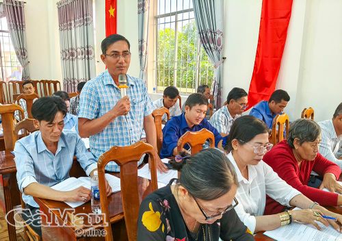 Hòa giải viên Nguyễn Văn Ngọt trao đổi với báo cáo viên của Bộ Tư pháp tại buổi tập huấn về hòa giải ở cơ sở tại Xã Nguyễn Phích.