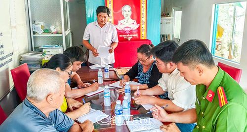 Tổ hòa giải của Khóm 3, phường Vĩnh Trạch, họp thông qua các nội dung chuẩn bị cho buổi hòa giải của khóm.