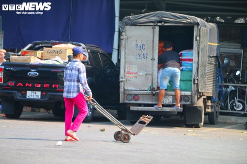 Những người làm nghề lao động tự do ở chợ Đông Ba có cuộc sống vốn đã khó khăn, nay càng vất vả dưới trời nắng nóng khắc nghiệt đến mức "nguy hại"