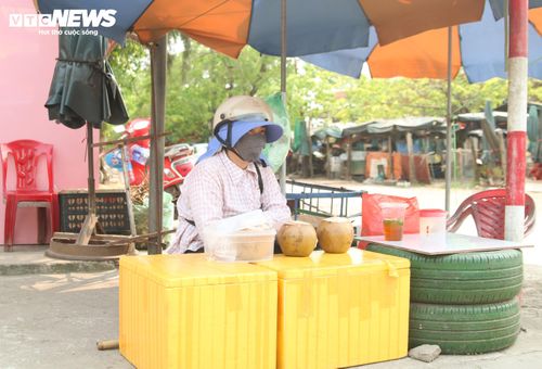 Tại góc vỉa hè trên đường phố phường Đồng Hới (Quảng Trị), chị Nguyễn Thị Luận, một người bán nước dạo, đang tranh thủ ngồi nghỉ dưới bóng râm nhỏ nhoi của chiếc ô che nắng. Gương mặt chị sạm đen, mồ hôi nhễ nhại sau lớp khẩu trang dày cộp. "Trời nắng thế này người ta ngại ra đường nên hàng quán cũng ế ẩm hơn, nhưng mình không nghỉ được. Ngồi ngoài đường cả ngày, nhiều lúc tôi thấy chóng mặt, xây xẩm mặt mày vì sốc nhiệt, nhưng vì miếng cơm manh áo cho sắp nhỏ, mình phải ráng thôi," chị Luận mệt mỏi.