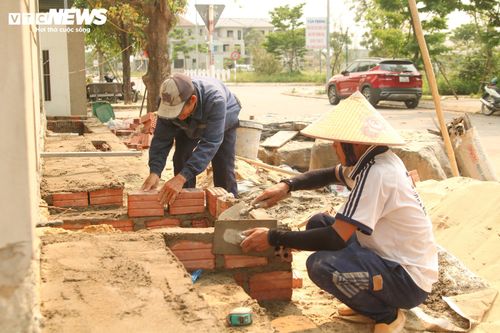 Tại Quảng Trị, theo Đài khí tượng thủy văn tỉnh, những ngày qua tại tỉnh này ghi nhận đợt nắng nóng kéo dài với mức nhiệt phổ biến từ 39-40 độ C, một số nơi vượt ngưỡng 40 độ C. Nhiệt độ trên 35 độ C kéo dài suốt từ 9h30 đến 17h30 mỗi ngày, biến đường phố thành những "lò bát quái"