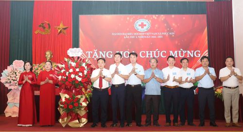 Lãnh đạo Đảng ủy, HĐND, UBND, Mặt trận Tổ quốc Việt Nam xã Phúc Sơn chúc mừng Đại hội. Ảnh: Kim Nhuệ