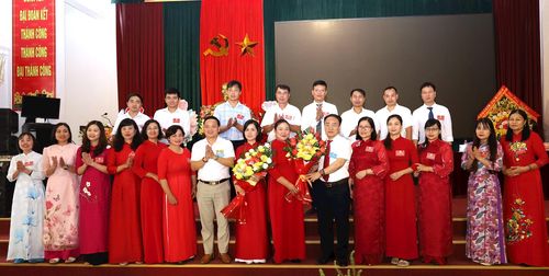 Lãnh đạo xã Phúc Sơn chúc mừng Ban Chấp hành Hội Chữ thập đỏ xã nhiệm kỳ 2026-2031. Ảnh: Kim Nhuệ