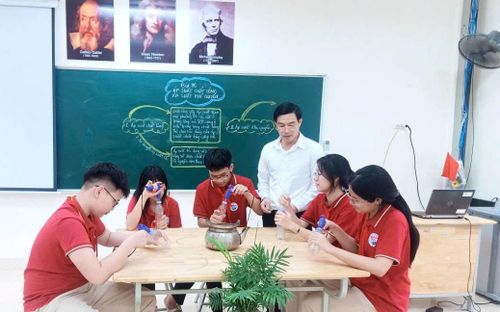 Thầy Hoàng Văn Sang hướng dẫn học sinh chế tạo bình hút chất lỏng. Đây là một trong những mô hình dạy học stem mang đến sự sáng tạo, tái chế rác thải nhựa và thúc đẩy năng lực tư duy của học sinh. Ảnh: Hoàng Sang