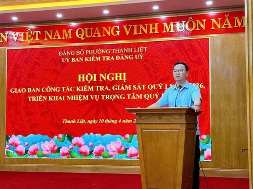 UBKT Đảng ủy phường Thanh Liệt Ngô Hoàng Hải tiếp thu ý kiến chỉ đạo tại hội nghị. Ảnh: PV