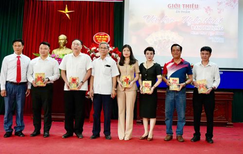 Tặng ấn phẩm "Văn học - Nghệ thuật Đan Phượng" Xuân Bính Ngọ cho các đại biểu. Ảnh: Nga Nguyễn