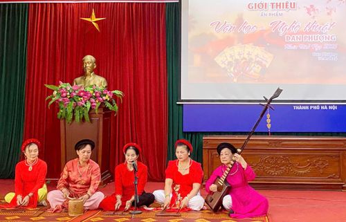 Nghệ nhân nhân dân Nguyễn Thị Tam (áo hồng) cùng các nghệ sĩ biểu diễn ca trù tại sự kiện. Ảnh: Nga Nguyễn
