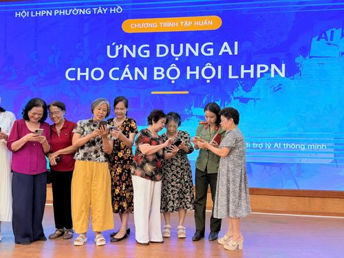 Phụ nữ Tây Hồ chủ động thích ứng công nghệ mới. Ảnh: PV