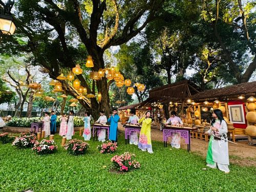 Chương trình biểu diễn nghệ thuật. Ảnh: Hoàng Quyên