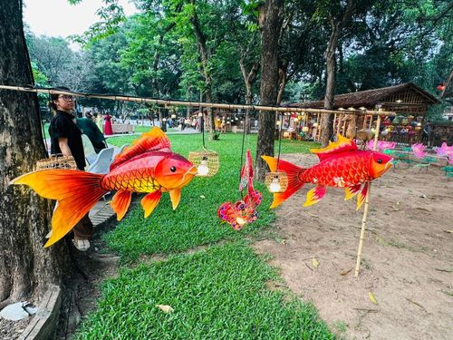 Buổi tối, những chiếc đèn lồng này sẽ được thắp sáng, tạo không gian rực rỡ, đẹp mắt. Ảnh: Hoàng Quyên.