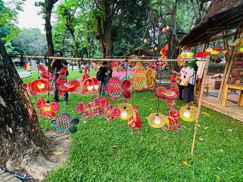 Không gian Vườn Giám được trang trí hàng trăm chiếc đèn lồng. Ảnh: Hoàng Quyên.