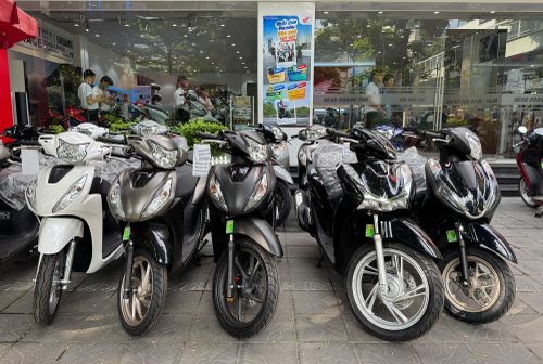 Lượng khách mua xe máy xăng thời gian qua vẫn ổn định. Ảnh: Hoàng Linh