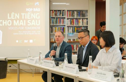 Ban Tổ chức giới thiệu về dự án ''Lên tiếng cho mai sau'' tại buổi họp báo. Ảnh: Viện Goethe
