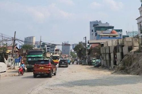 Dự án xây dựng tuyến đường đường Tố Hữu - đường 70 kéo dài, chậm tiến độ ảnh hưởng nhiều đến việc di chuyển của người dân. Ảnh: Phi Long