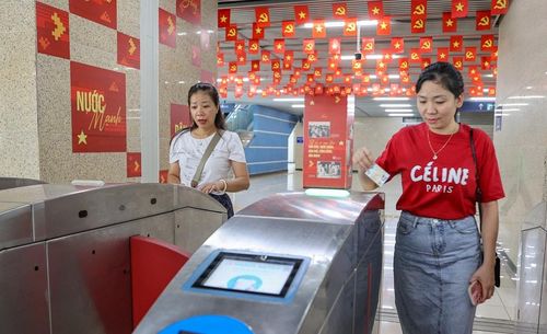 Tuyến đường sắt đô thị Cát Linh - Hà Đông triển khai kiểm soát vé bằng căn cước công dân, VNeID. Ảnh: Quang Thái