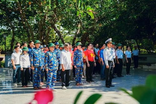 Đoàn công tác thắp hương tại Đài tưởng niệm các anh hùng liệt sĩ.