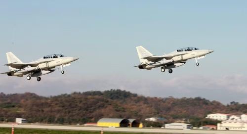 Những cải tiến chính bao gồm radar mảng pha chủ động Raytheon PhantomStrike, hệ thống tiếp nhiên liệu trên không, thiết bị định vị mục tiêu tiên tiến AN/AAQ-33 Sniper, màn hình gắn trên mũ bảo hiểm (HMD).