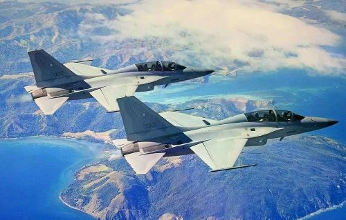 Ban đầu các máy bay này dự kiến được giao hàng từ năm 2025 đến năm 2028. Theo lịch trình cập nhật, chiếc FA-50PL đầu tiên dự kiến sẽ được giao vào giữa năm 2027, và việc giao toàn bộ 36 máy bay dự kiến sẽ hoàn tất vào đầu năm 2029.