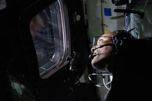 Phi hành gia Victor Glover được chụp ảnh trong tàu vũ trụ Orion trong chuyến bay ngang qua Mặt Trăng của sứ mệnh Artemis II vào ngày 6/4/2026. Nguồn: NASA/Reuters.