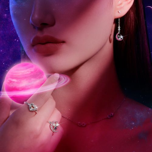  Lấy cảm hứng từ “Twilight Dream”, phong cách vũ trụ được thể hiện qua thiết kế phụ kiện cá tính, giúp người đeo trở nên nổi bật ngay khi xuất hiện.