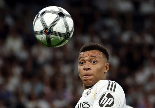 Khoảnh khắc Mbappe chuẩn bị sút bóng lên khán đài.