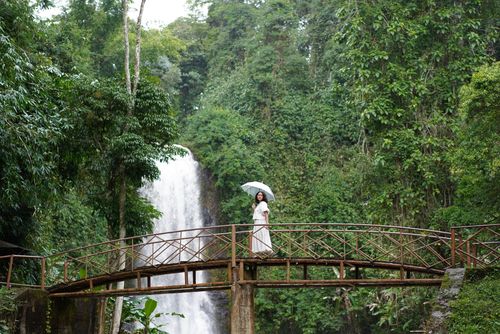 Du khách check-in tại Măng Đen, nơi có độ cao 1.200 m so với mực nước biển, khí hậu mát mẻ quanh năm. Ảnh: Linh Huỳnh.