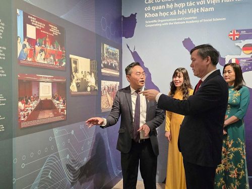 Trưng bày giới thiệu những thành tựu nghiên cứu tiêu biểu, các công trình khoa học có giá trị lý luận và thực tiễn cao