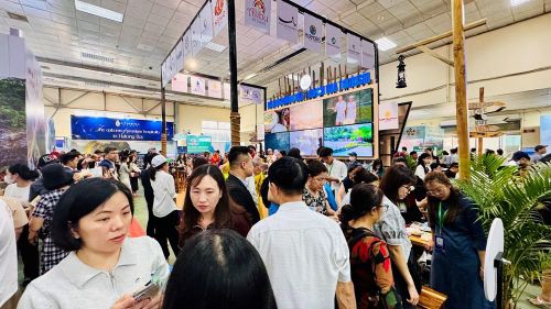 Gian hàng của du lịch Khánh Hòa liên tục hút khách