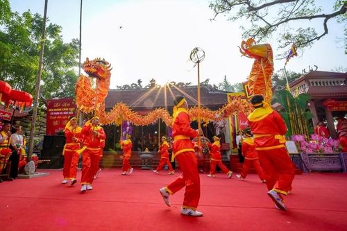 Lễ hội diễn ra trang nghiêm với chương trình khai mạc, múa rồng, trống hội, đọc chúc văn giỗ Tướng quân Hoàng Công Chất và nghi thức tế lễ, tưởng nhớ công lao vị tướng có công bảo vệ, xây dựng vùng đất Mường Thanh