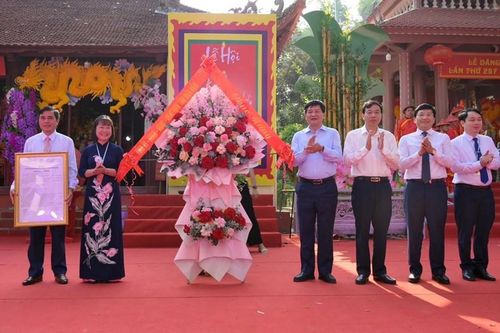 Trao Quyết định của UBND tỉnh Điện Biên công nhận điểm du lịch Di tích lịch sử – văn hóa Thành Bản Phủ